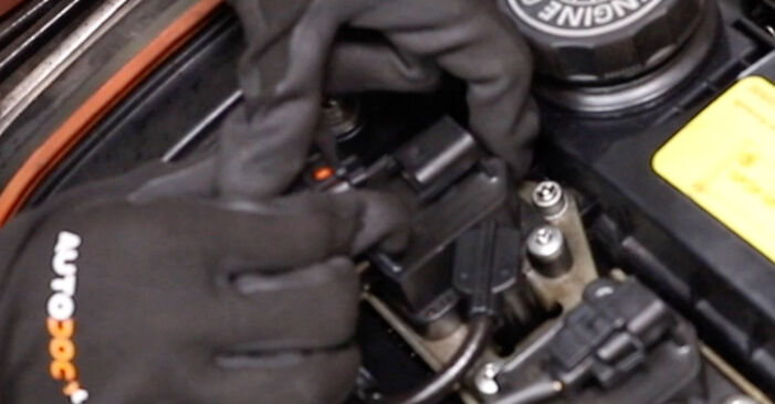 Wie schmierig ist es, selber zu reparieren: Zündkerzen beim Alfa Romeo 155 167 2.5 V6 (167.A1C, 167.A1) 1992 wechseln – Downloaden Sie sich Bildanleitungen