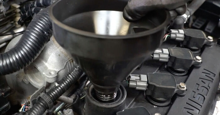 Tauschen Sie Ölfilter beim INFINITI G Cabriolet 37 2013 selbst aus