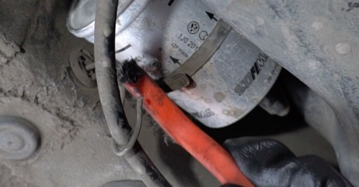 Skoda Octavia 1u5 1.6 2000 Palivový filter výmena: bezplatné návody z našej dielne