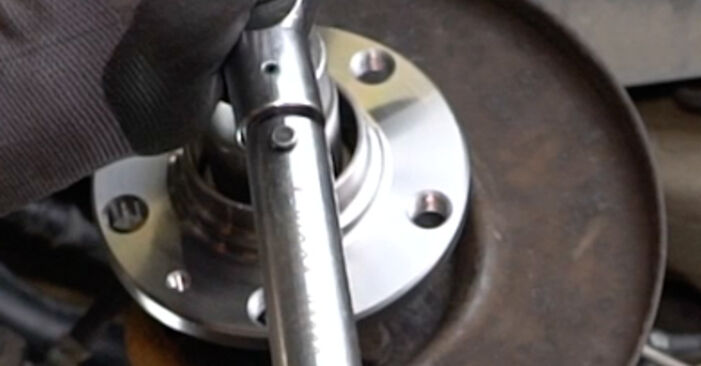 How to change Wheel Bearing on SKODA ROOMSTER Praktik (5J) 2010 - tips and tricks