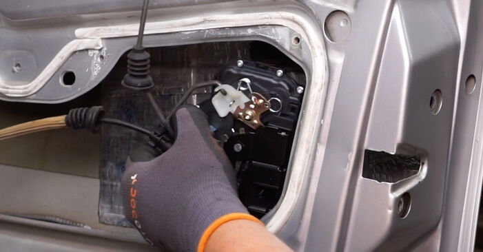 Cómo reemplazar Cerradura de Puerta en un VW Multivan V (7HM, 7HN, 7HF, 7EF, 7EM, 7EN) 2.5 TDI 2004 - manuales paso a paso y guías en video