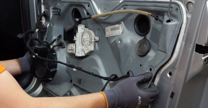 Wie schmierig ist es, selber zu reparieren: Türschloss beim VW T5 1.9 TDI 2009 wechseln – Downloaden Sie sich Bildanleitungen