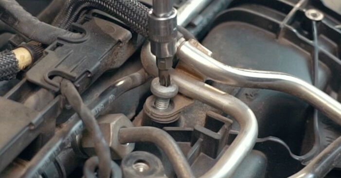 Cómo cambiar Bujías de Precalentamiento en un VW CC 358 2011 - Manuales en PDF y en video gratuitos