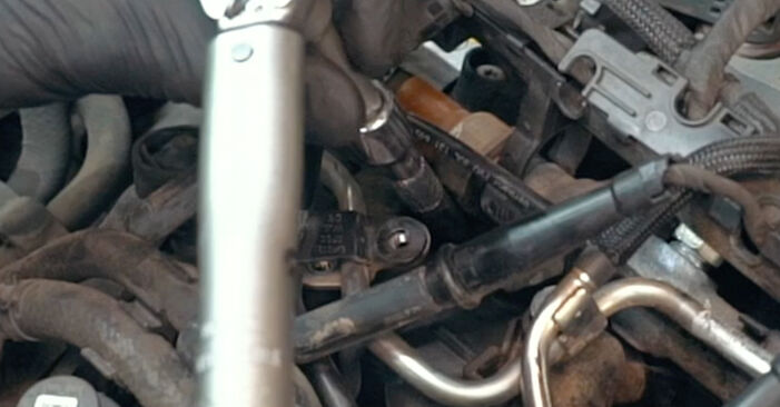 Cómo es de difícil hacerlo usted mismo: reemplazo de Bujías de Precalentamiento en un VW Crafter 50 Camión de plataforma 2.5 TDI 2012 - descargue la guía ilustrada