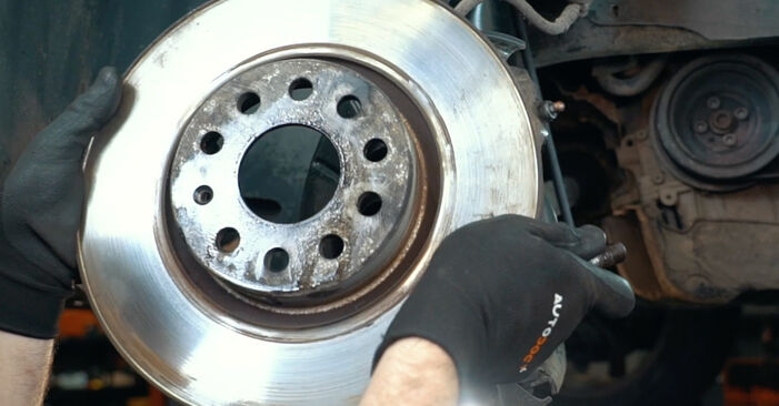 VW Beetle Cabrio 1.6 TDI 2013 Bremsscheiben wechseln: Kostenfreie Reparaturwegleitungen