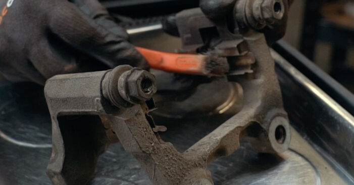VW Passat B7 Alltrack 2.0 TSI 4motion 2012 Bremsscheiben wechseln: wie schwer ist es, selbst zu reparieren - Downloaden Sie sich illustrierte Anleitungen