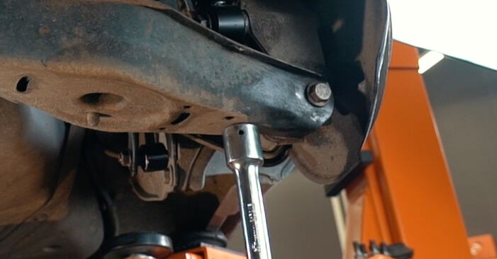 Come cambiare Tiranti barra stabilizzatrice posteriore e anteriore su VW Passat Alltrack (365) 2012 - suggerimenti e consigli
