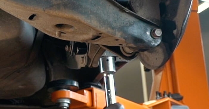 Cómo reemplazar Bieletas de Suspensión en un VW Golf VI Cabrio (517) 1.6 TDI 2012 - manuales paso a paso y guías en video