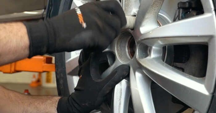 Hvordan bytte Hjullager på SEAT Alhambra (710, 711) 2.0 TDI 2013 selv