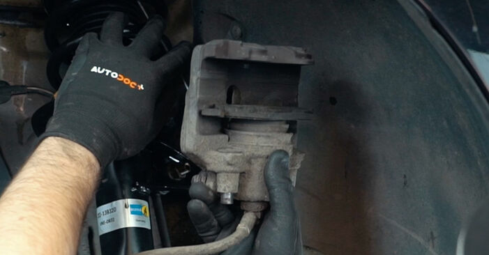 Wymień samodzielnie Łożysko koła w VW Caddy 3 Van 2014 1.9 TDI0