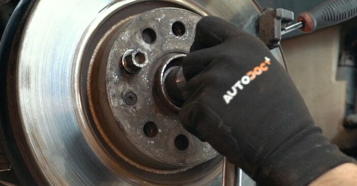 Cum să schimbați Rulment roata la AUDI A1 Hatchback (8X1, 8XK) 2013 - sfaturi și trucuri utile