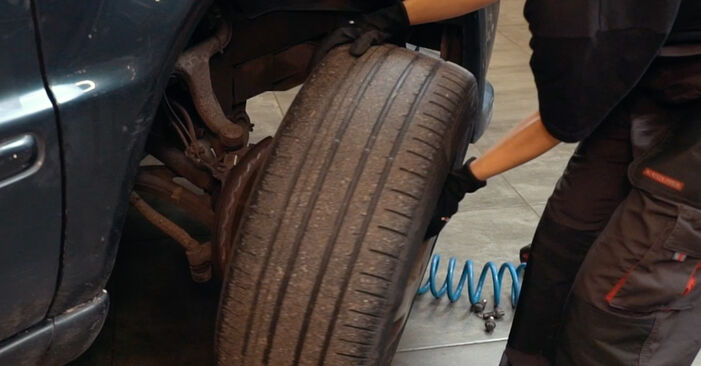 Mercedes W220 S 320 3.2 (220.065, 220.165) 2000 Bremsbeläge wechseln: Kostenfreie Reparaturwegleitungen