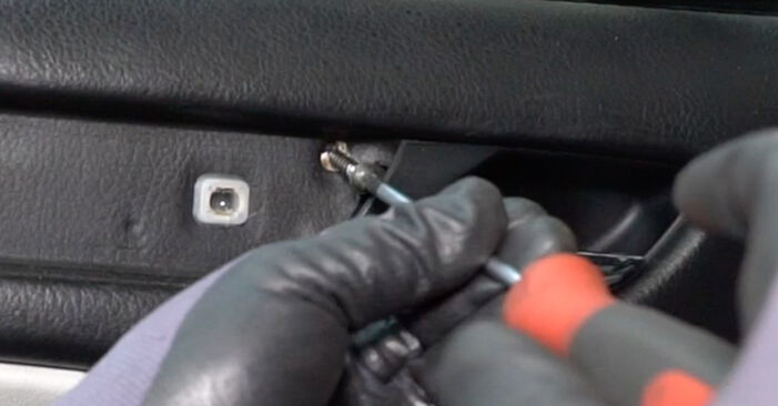 Wie schmierig ist es, selber zu reparieren: Fensterheber beim BMW E46 Compact 318Ti 2.0 2002 wechseln – Downloaden Sie sich Bildanleitungen