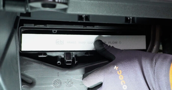 Wie schmierig ist es, selber zu reparieren: Innenraumfilter beim Audi TT Coupe 2.0 TDI quattro 2020 wechseln – Downloaden Sie sich Bildanleitungen