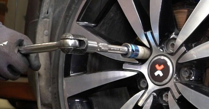 Wie man AUDI TT Roadster (FV9, FVR) 2.0 TFSI quattro 2015 Bremsbeläge austauscht - Schritt-für-Schritt-Tutorials und Videoanleitungen