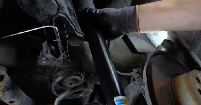 Hvordan bytte SEAT Leon Hatchback (5F1) 1.4 TSI 2013 Fjærbenslager selv – veiledning på nettet