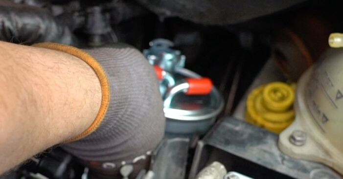 Så byter du Bränslefilter på SEAT Alhambra (7V8, 7V9) 2008 – tips och tricks