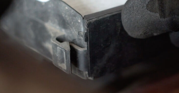 Wie schmierig ist es, selber zu reparieren: Innenraumfilter beim Peugeot 207 cc 1.6 16V Turbo 2013 wechseln – Downloaden Sie sich Bildanleitungen