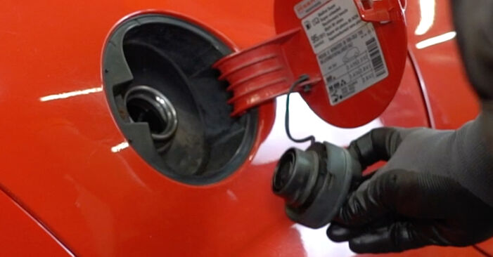 Wie man AUDI A1 Sportback (8XA, 8XF) 1.6 TDI 2012 Kraftstofffilter austauscht - Schrittweise Handbücher und Videowegleitungen