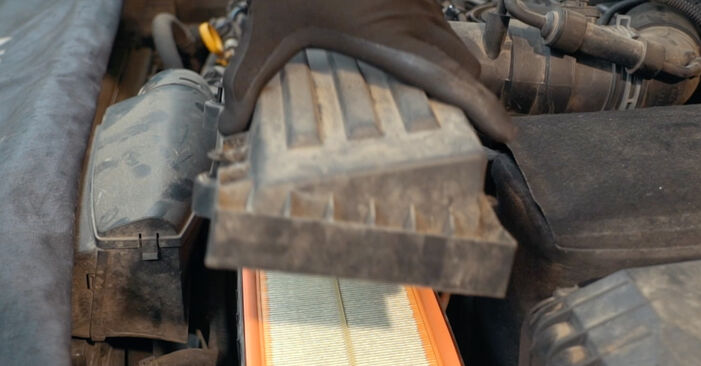 Wechseln Luftfilter am SEAT Alhambra (710, 711) 2.0 TDI 2013 selber