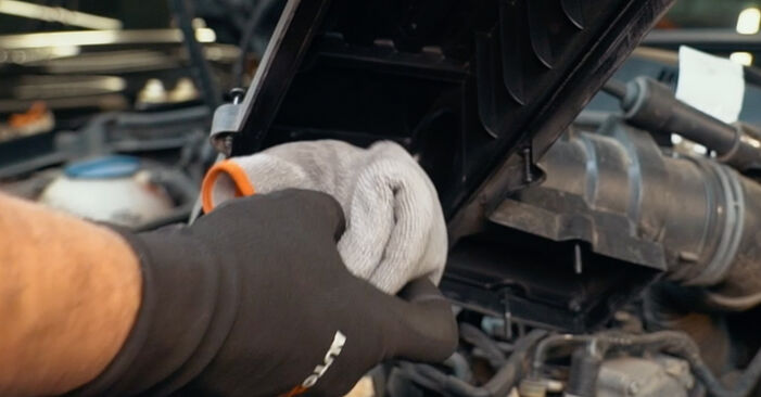 AUDI TT 2013 Luftfilter Schrittweise Anleitungen zum Wechsel von Autoteilen