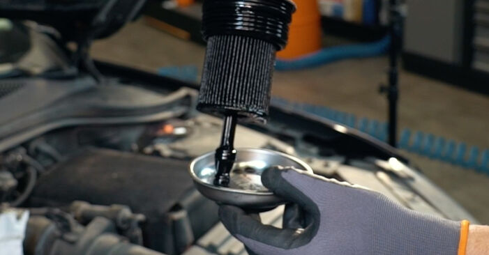 Wie schmierig ist es, selber zu reparieren: Ölfilter beim VW Crafter 30-35 2.5 TDI 2012 wechseln – Downloaden Sie sich Bildanleitungen