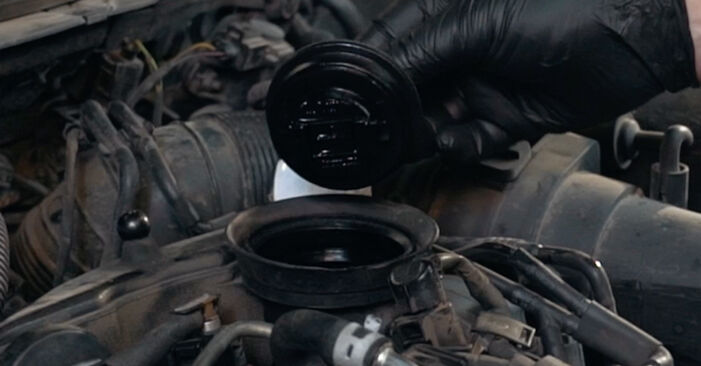Wie schmierig ist es, selber zu reparieren: Ölfilter beim VW Crafter 30 Kastenwagen 2.5 TDI 2012 wechseln – Downloaden Sie sich Bildanleitungen