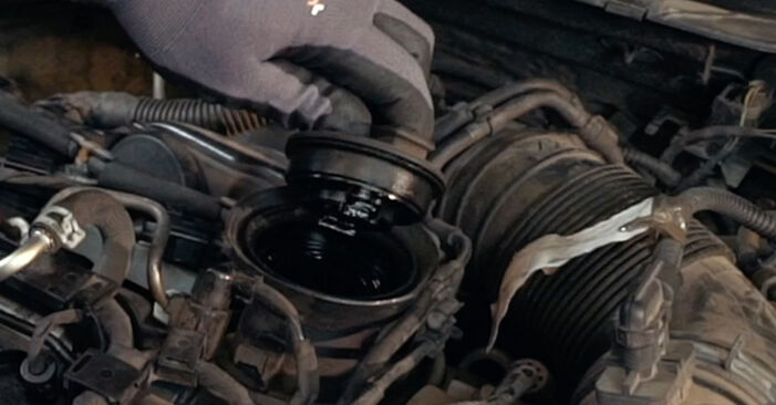 Wie man SEAT Toledo IV Schrägheck (KG3) 1.6 TDI 2013 Ölfilter wechselt - Schritt-für-Schritt-Leitfäden und Video-Tutorials