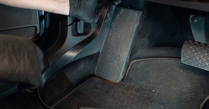 Wechseln Sie Kraftstofffilter beim SEAT Alhambra 7N 2020 2.0 TDI selber aus