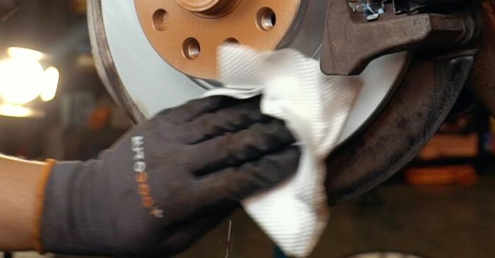 Ersetzen Sie Bremsbeläge am SEAT Alhambra (710, 711) 2.0 TDI 2013 selber