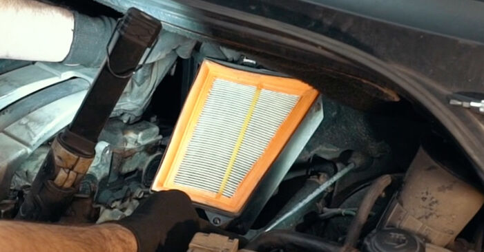 Aké náročné to je, ak to budete chcieť urobiť sami: Vzduchový filter výmena na aute Dacia Logan MCV KS 1.6 Bifuel 2013 – stiahnite si ilustrovaný návod