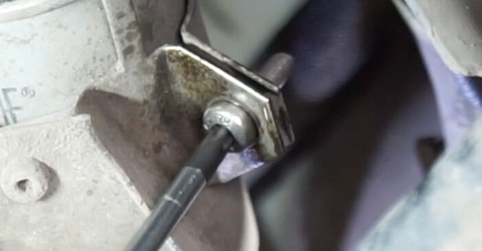 Wie man Kraftstofffilter am VOLVO V70 III (135) 2012 wechselt – Laden Sie sich PDF-Wegleitungen und Videoanweisungen herunter