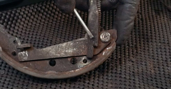 How to replace SEAT Inca (6K9) 1.9 D 1996 Brake Shoes - step-by-step manuals and video guides