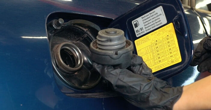 Cómo reemplazar Filtro de Combustible en un SEAT IBIZA I (021A) 1.5 1985 - manuales paso a paso y guías en video