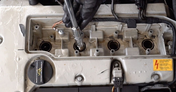 Wie kompliziert ist es, selbst zu reparieren: Zündkerzen am Mercedes S203 C 200 1.8 Kompressor (203.242) 2007 ersetzen – Laden Sie sich illustrierte Wegleitungen herunter
