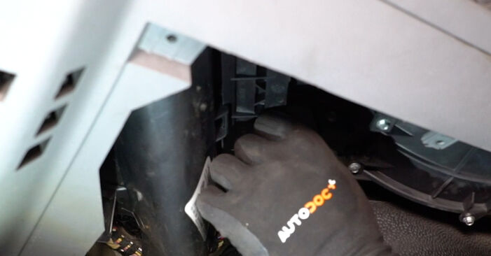 Wie schmierig ist es, selber zu reparieren: Innenraumfilter beim Porsche Cayenne 955 GTS 4.8 2008 wechseln – Downloaden Sie sich Bildanleitungen