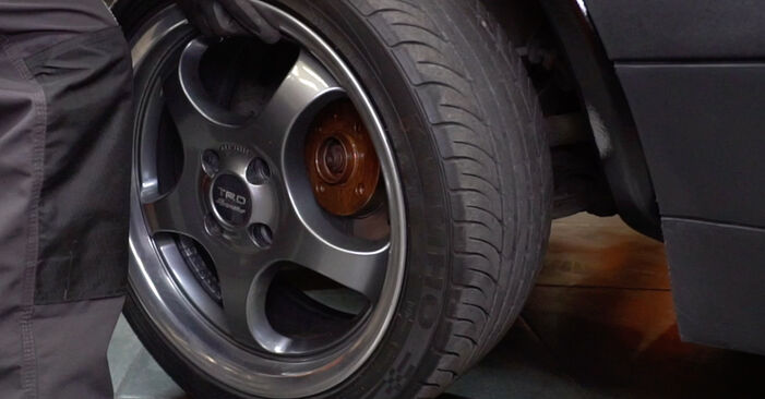 Wie schmierig ist es, selber zu reparieren: Bremsscheiben beim Seat Ibiza 6k 1.4 16V 1999 wechseln – Downloaden Sie sich Bildanleitungen