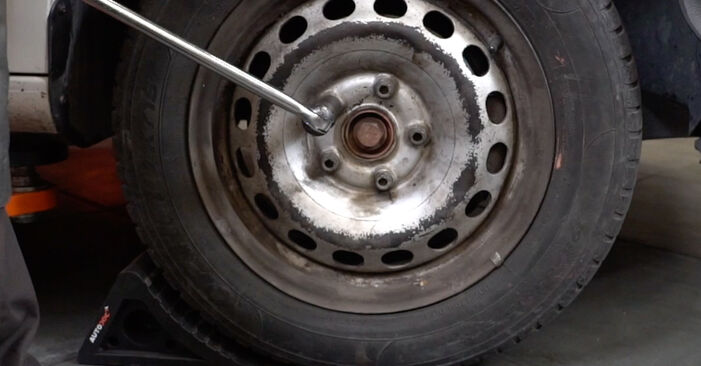Hvordan skifte AUDI TT 2013 Fjærbenslager trinn–for–trinn veiledning