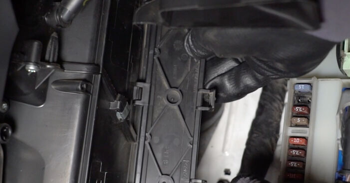 Schrittweise Anleitung zum eigenhändigen Ersatz von Volvo S60 2 2023 1.6 T3 Innenraumfilter