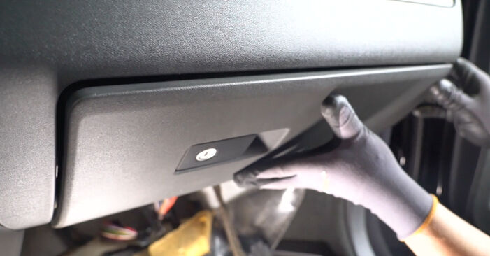 Wymiana Filtr powietrza kabinowy Volvo S60 2 2.0 D3 2010 - darmowe instrukcje PDF i wideo