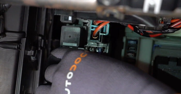Jak zdjąć i wymienić Filtr klimatyzacji Volvo S60 2 2.0 D4 2014 - łatwe w użyciu instrukcje online