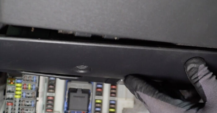 Как да сменим Филтър купе на VOLVO XC60 (156) 2013: свалете PDF наръчници и видео инструкции