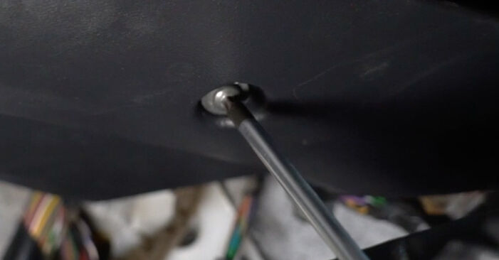 Wie kompliziert ist es, selbst zu reparieren: Innenraumfilter am Volvo XC60 1 2.4 2014 ersetzen – Laden Sie sich illustrierte Wegleitungen herunter