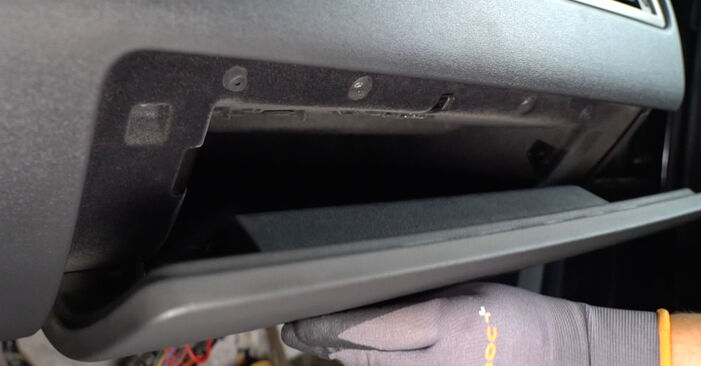 Innenraumfilter am VOLVO XC60 (156) 2.4 D4 AWD 2013 wechseln – Laden Sie sich PDF-Handbücher und Videoanleitungen herunter