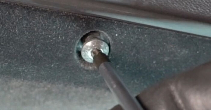 Wie schmierig ist es, selber zu reparieren: Innenraumfilter beim Volvo XC60 1 2.4 2014 wechseln – Downloaden Sie sich Bildanleitungen
