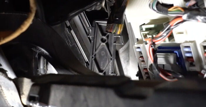 Ersetzen Sie Innenraumfilter am Volvo XC70 Kombi 2007 2.4 D5 AWD selbst