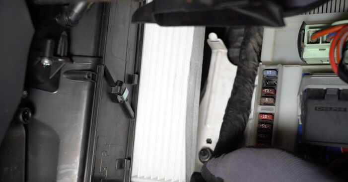 Hoe Interieurfilter VOLVO XC70 II Station wagon (136) 2009 wisselen – raad en uitleg