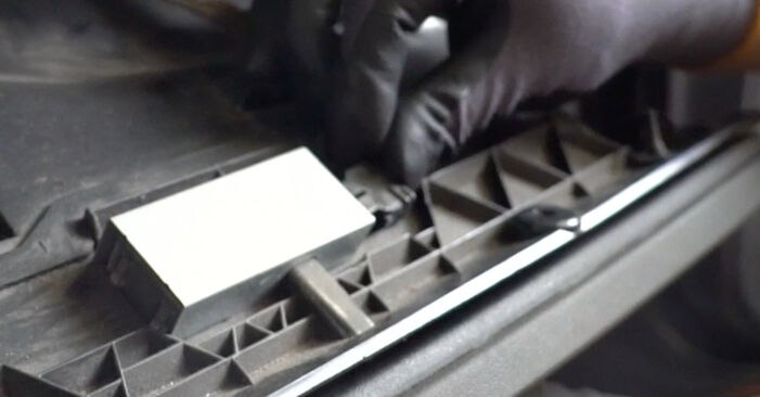 Filtr powietrza kabinowy w VOLVO XC70 II Kombi (136) 2.4 D4 AWD 2011 samodzielna wymiana - poradnik online