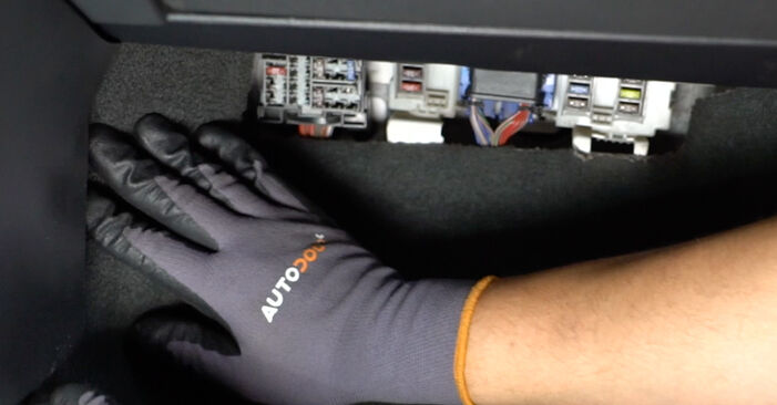 Innenraumfilter beim VOLVO XC70 2.4 D5 AWD 2014 selber erneuern - DIY-Manual
