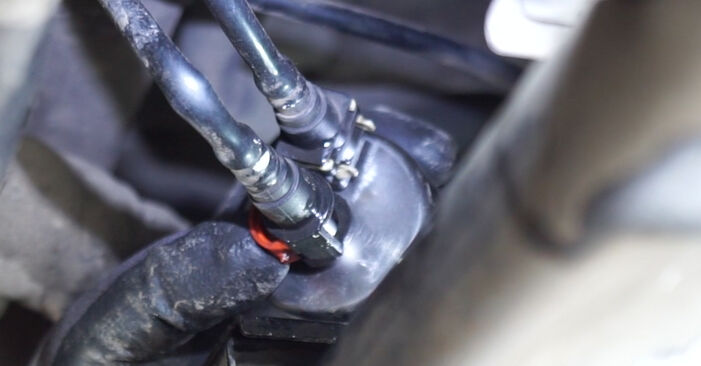 Tauschen Sie Kraftstofffilter beim Volvo XC70 Kombi 2007 2.4 D5 AWD selber aus